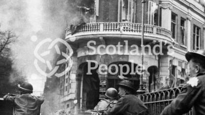 British soldiers advancing through Aarnhem, 1944