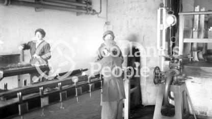 Pressing and packing cordite, HM Factory Gretna, 1918