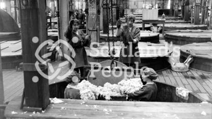 Unloading boiled nitrated cotton, HM Factory Gretna, 1918
