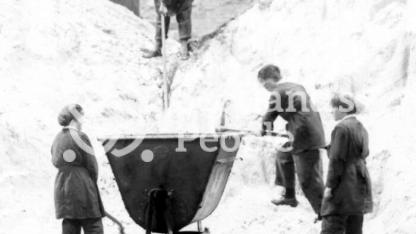 Loading sulphur, HM Factory Gretna, 1918