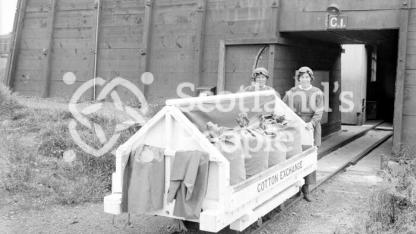 Worker with wagon, HM Factory Gretna, 1918