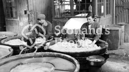Unloading cordite, HM Factory Gretna, 1918