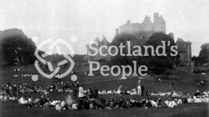 Sunday school picnic at Craigmillar Castle, Edinburgh, 1920