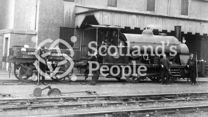 North British Railway locomotive and crew, 1907