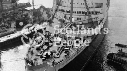 The Cunard Line ocean liner RMS Queen Mary leaving Clydebank Dock