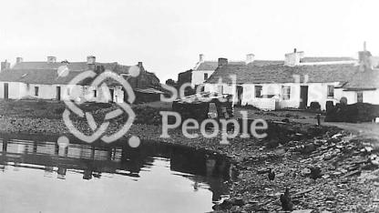 Shore and houses at Ellenabeich