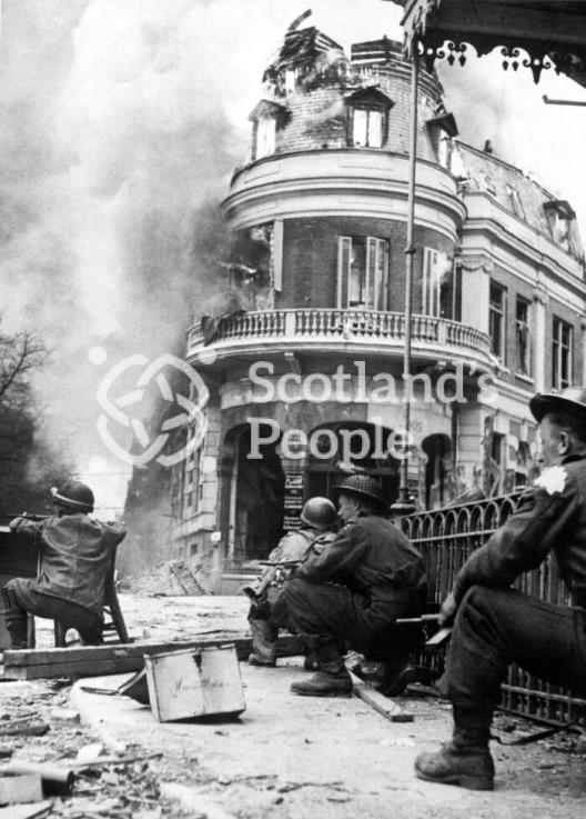 British soldiers advancing through Aarnhem, 1944