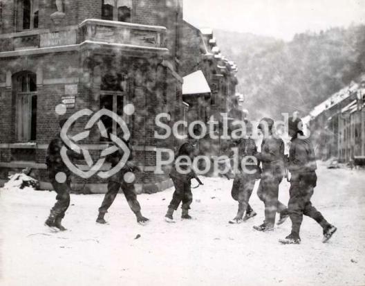Scottish and American soldiers meet in Belgian town, 1944-1945