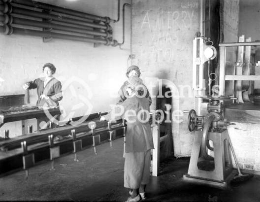 Pressing and packing cordite, HM Factory Gretna, 1918