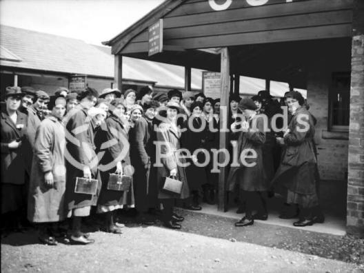 Workers at checking in point, HM Factory Gretna, 1918