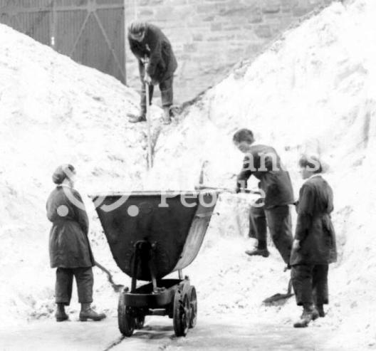 Loading sulphur, HM Factory Gretna, 1918