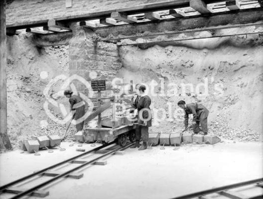 Loading sulphur, HM Factory Gretna, 1918