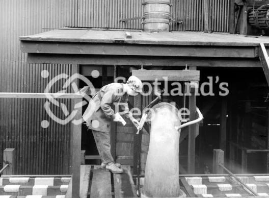 Checking pressures, HM Factory Gretna, 1918