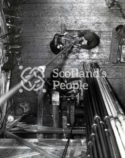 Removing boring rods in the Forth, 1955