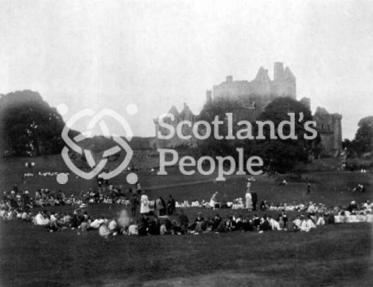 Sunday school picnic at Craigmillar Castle, Edinburgh, 1920