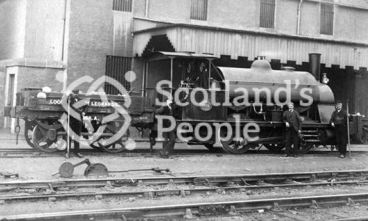North British Railway locomotive and crew, 1907