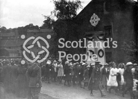 Schoolchildren at Linlithgow War Memorial, c 1920