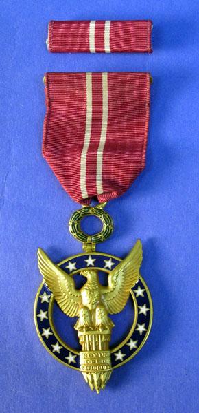 An image of a Medal for Merit awarded to Methodist Missionary Reverend Archie Wharton Ellesmere Silveste. Credit: Collection of Auckland War Memorial Museum Tamaki Paenga Hira, 2005.56.1&nbsp;