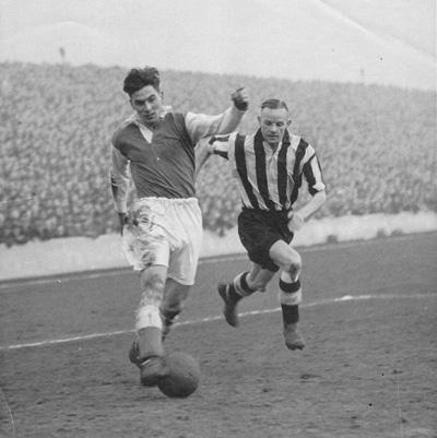 Gordon Smith (left) playing in a match against Partick Thistle at Easter Road.&nbsp; Credit: private collection. 